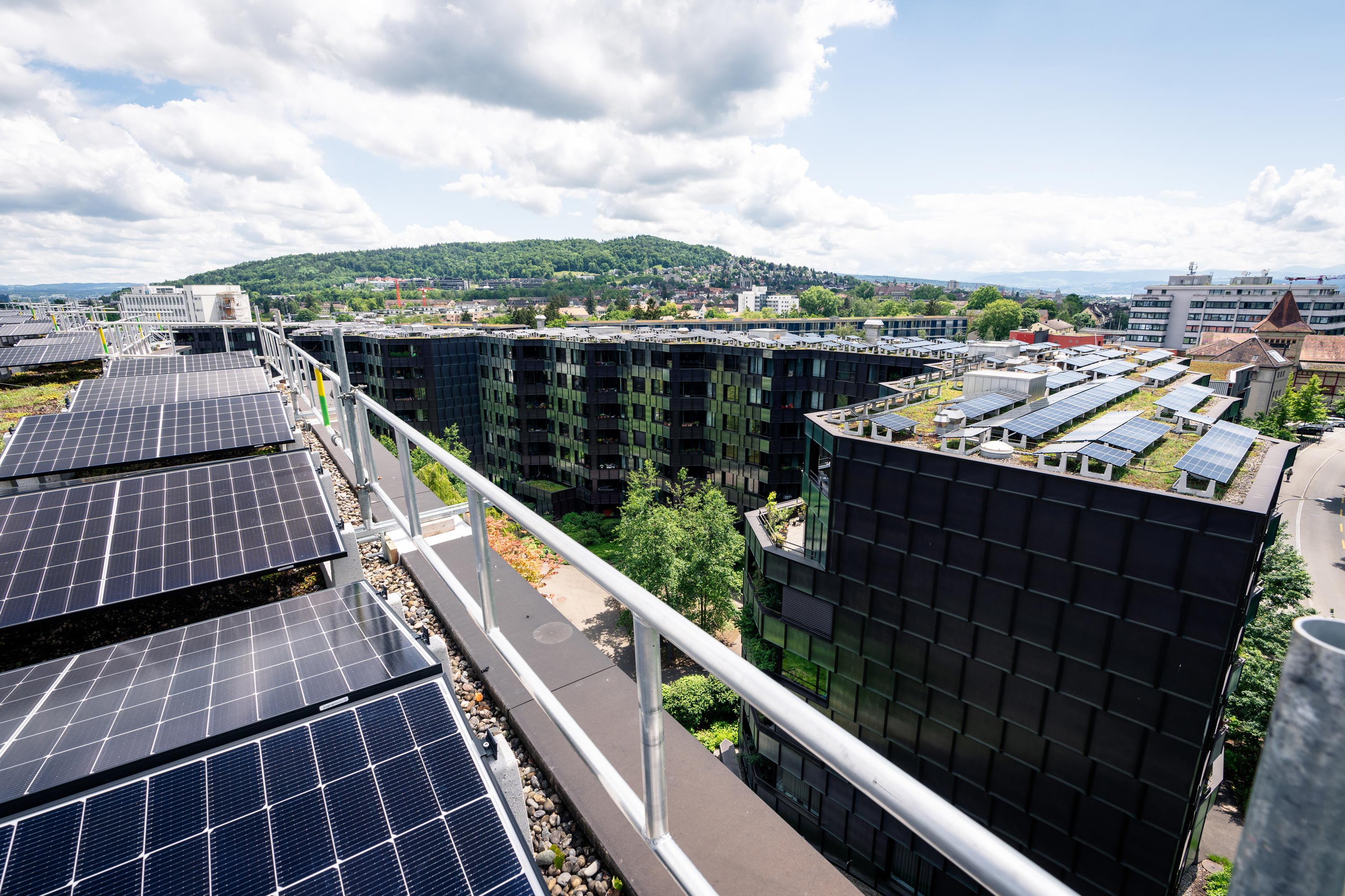 Wohnüberbauung Guggach in Zürich mit Solaranlage auf dem Dach und 80 bidirektionalen Ladestationen in der Tiefgarage. | © ewz / Livio Federspiel