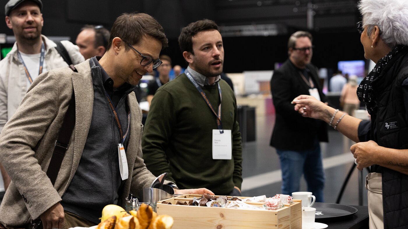Personen an einem Stand | © Swissolar / Sarah Bollmann
