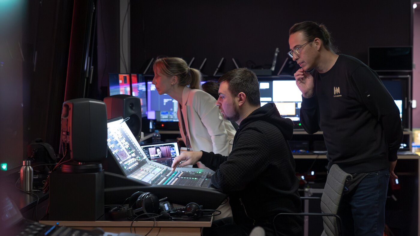 Drei Personen im Regieraum | © Swissolar / Sarah Bollmann