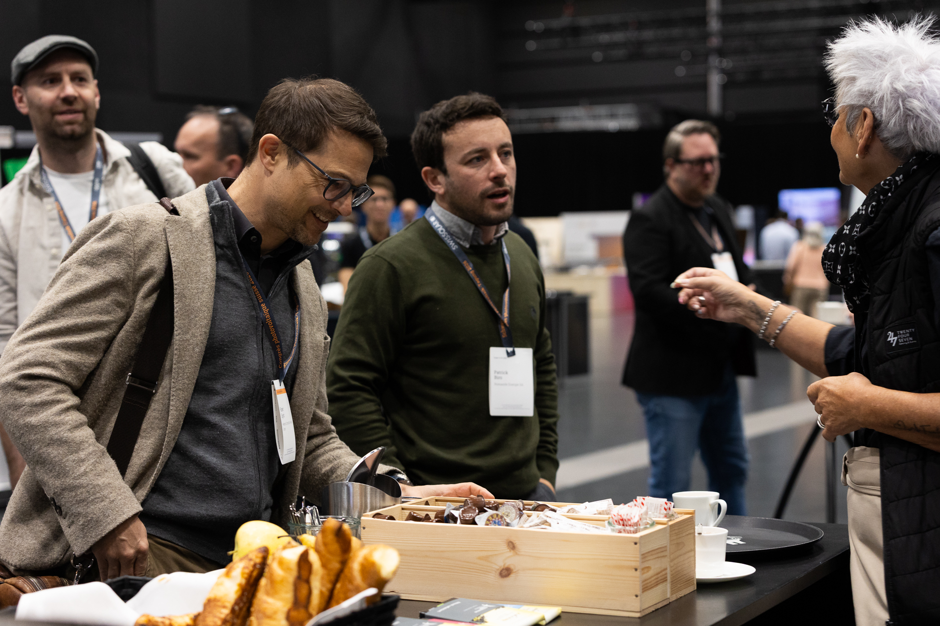 Personen an einem Stand | © Swissolar / Sarah Bollmann, atelier olive GmbH