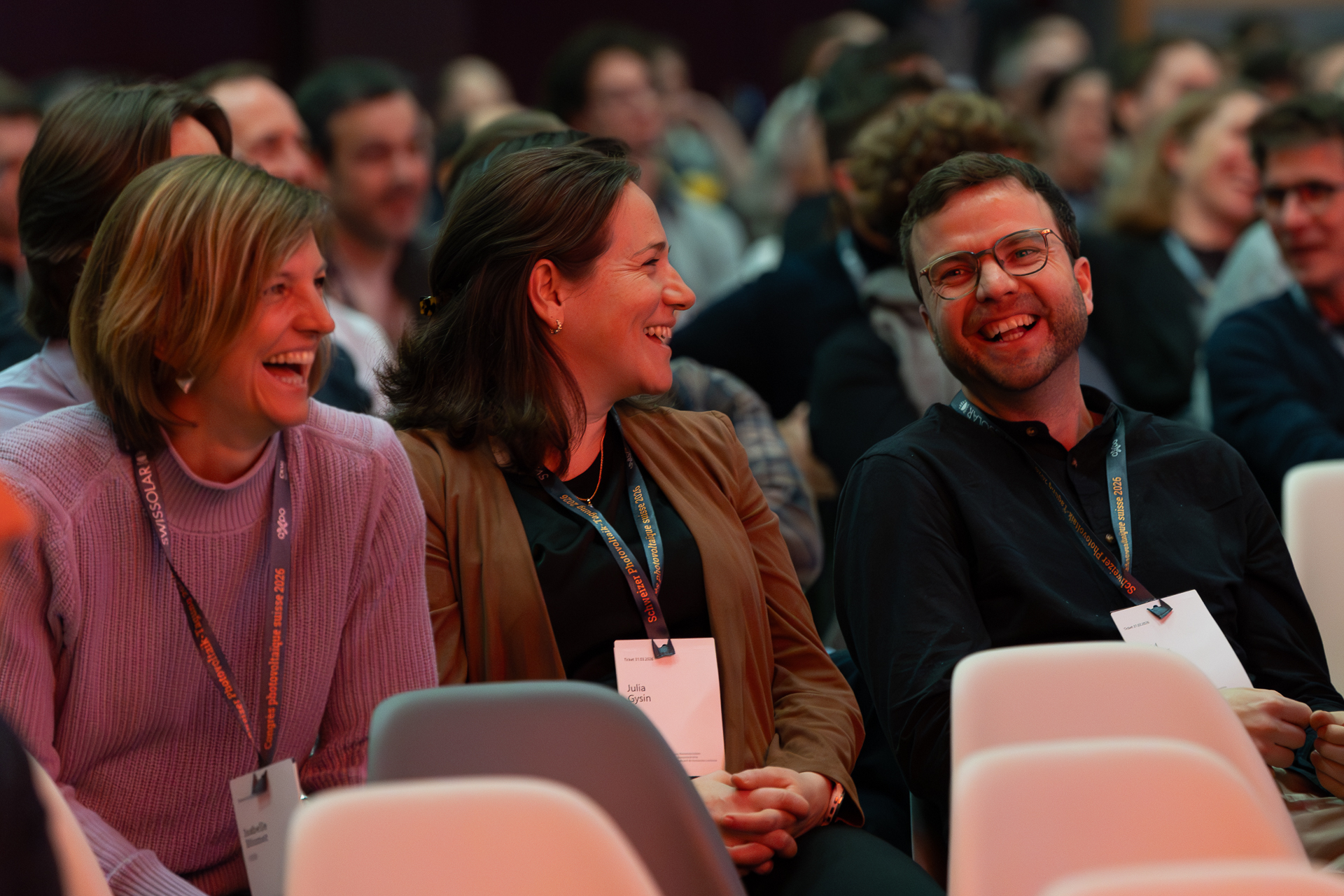 Publikum sitzt in einem Raum | © Swissolar / Sarah Bollmann, atelier olive GmbH