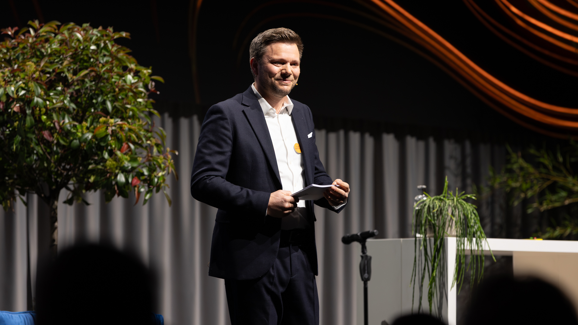 Mann mit schwarzen Jaacket vor grauen Hintergrund | © Swissolar / Sarah Bollmann, atelier olive GmbH