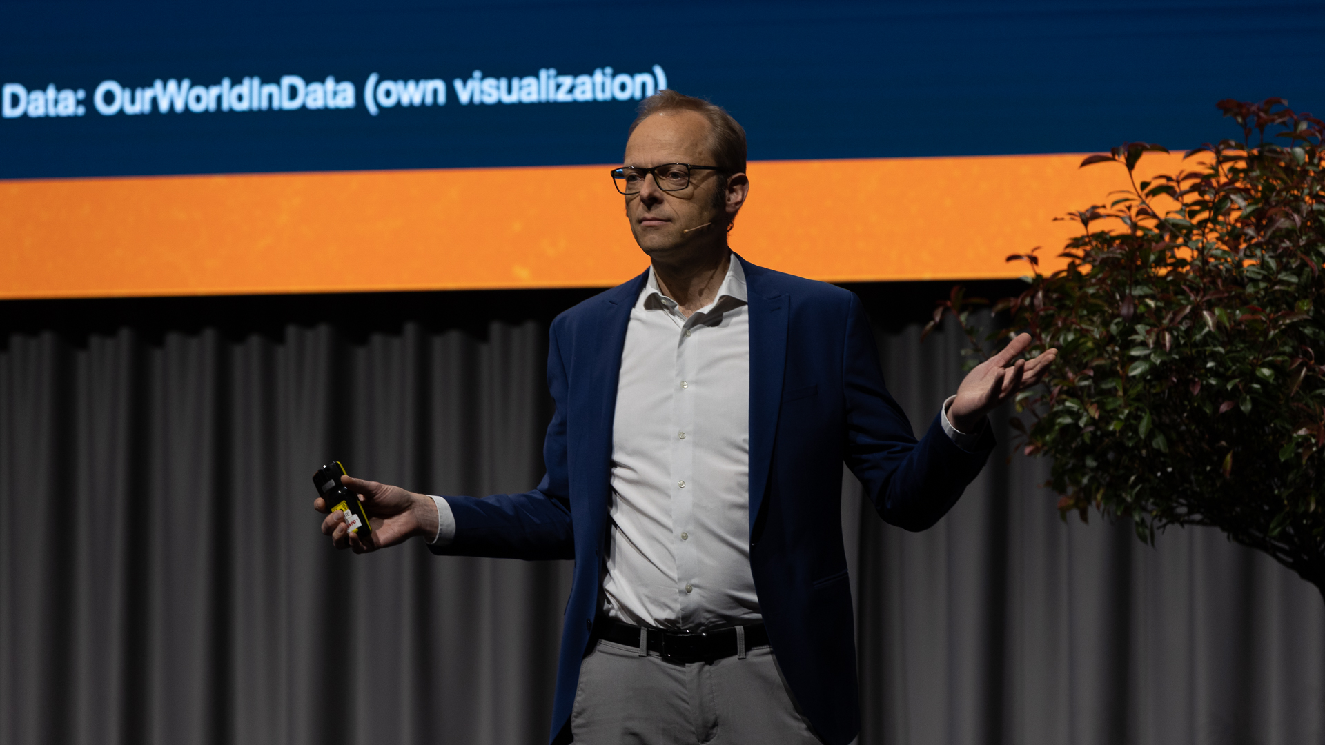 Mann mit blauen Jacket vor grauen Hintergrund | © Swissolar / Sarah Bollmann