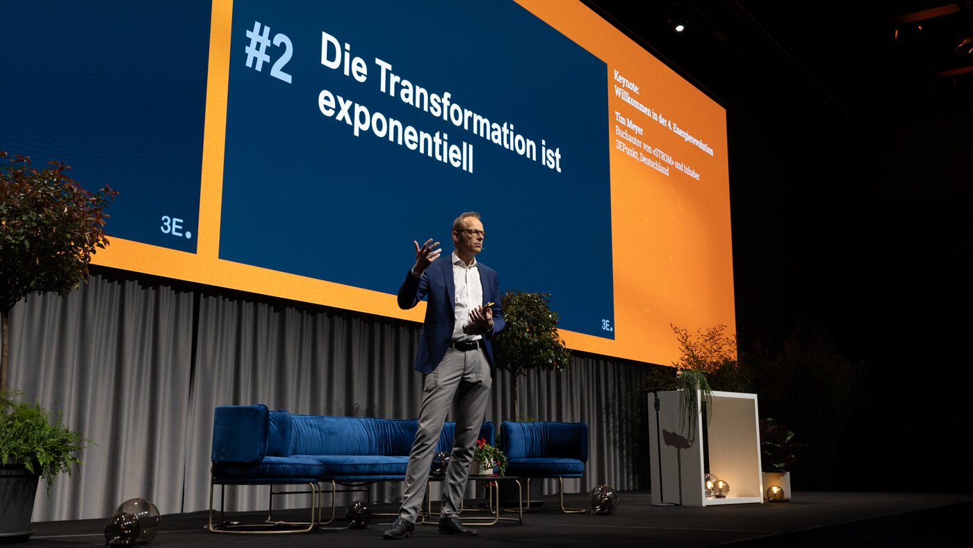 Mann mit blauen Jacket vor grauen Hintergrund | © Swissolar / Sarah Bollmann  